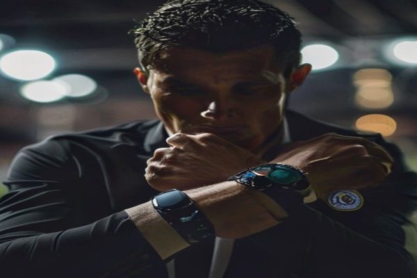 L’Énigme du Bracelet Connecté de Cristiano Ronaldo: Une Avance Technologique ou un Accessoire de Mode?